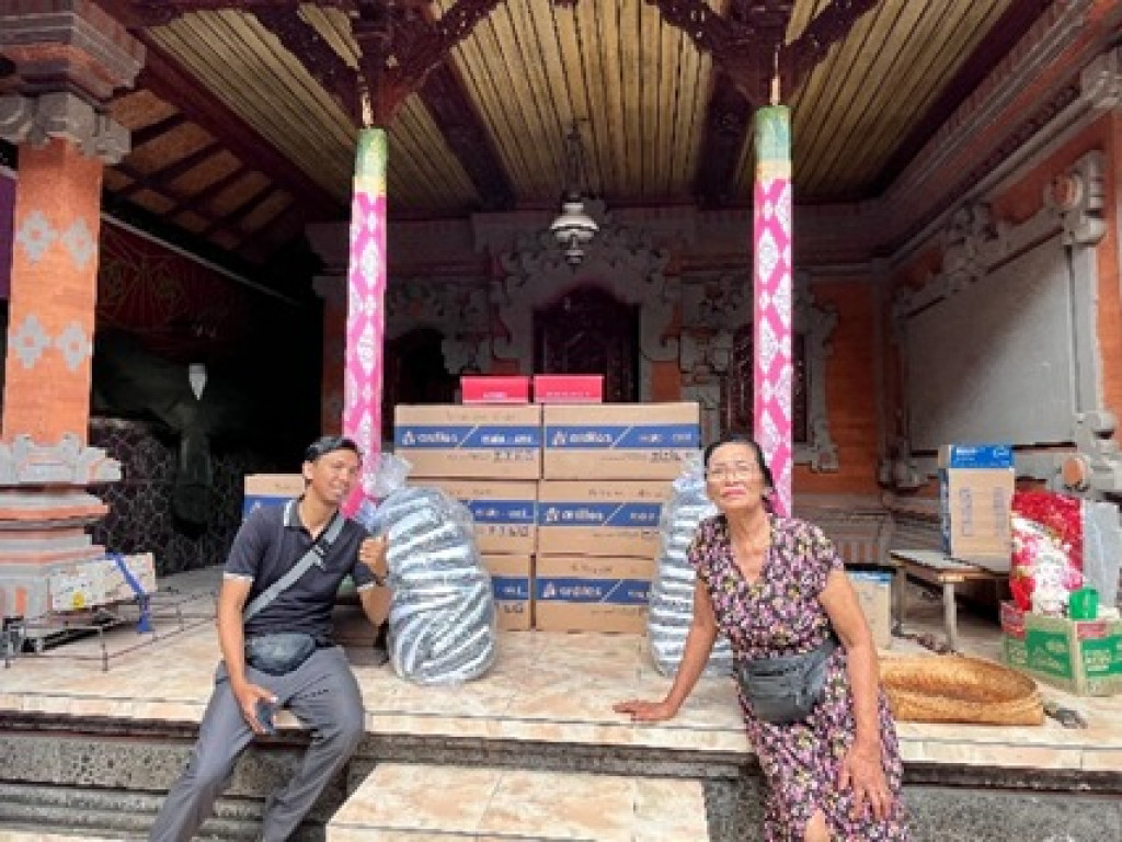 Pengiriman Barang Oleh BUM Desa Dalung Pada Posyandu Lansia Banjar Pengilian